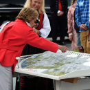 Dronning Sonja har besøkt området en rekke ganger og kunne peke ut mange kjente steder på modellen over Folgefonna. Foto: Sven Gj. Gjeruldsen, Det kongelige hoff